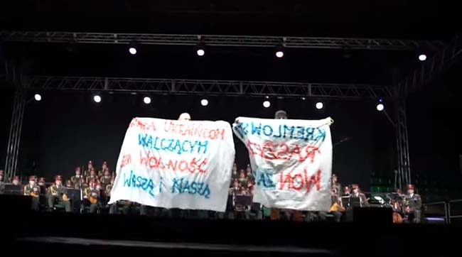 ​«Лапи геть від України!» - польські активісти зірвали концерт ансамблю російської армії
