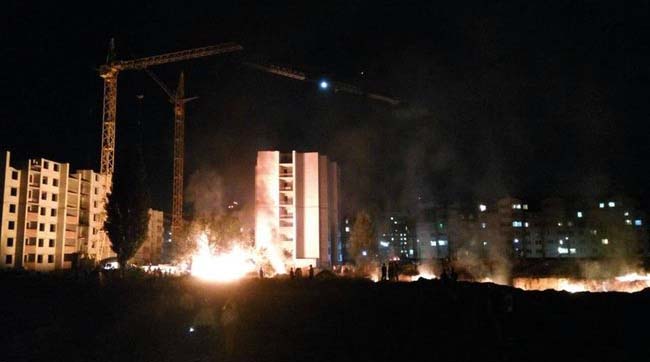 ​Протестуя против возведения многоэтажки в парке, жители Вишневого сожгли забор вокруг стройки