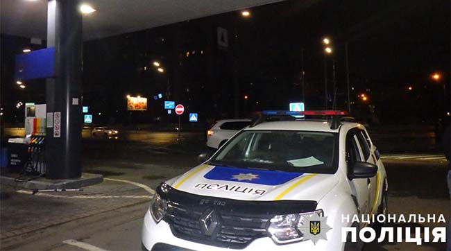 ​Поліцейські Дніпровського району столиці затримали молодика, який напав із ножем на оператора АЗС