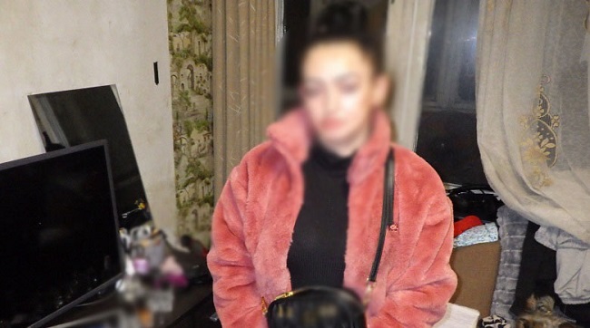 Відправляла «клієнтам» метадон у коробках з-під дитячих іграшок: поліцейські Києва затримали на Троєщині наркозбувачку