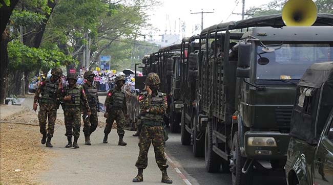​Військові у М'янмі оточили громадські будівлі - дії хунти спрямовані на попередження акцій протесту проти військового перевороту