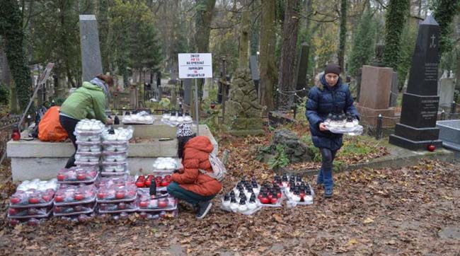 ​На польських могилах у Львові розставлять 20 тисяч біло-червоних лампадок