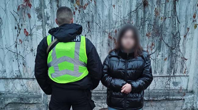 У Деснянському районі затримали місцеву 18-річну наркодилерку