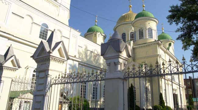 ​Поліція Дніпра відкрила кримінальне провадження за фактом скупчення людей у Свято-Троїцькому Кафедральному Соборі