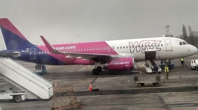 ​Wizz Air скасував до весни ще 6 рейсів між Польщею та Україною. Ryanair відклав старт кількох у грудні