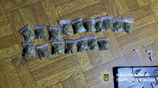 Поліцейські затримали студента київського вишу, який збував наркотики своїм однокурсникам