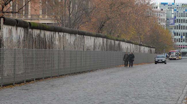 ​У Німеччині побудували нову «Берлінську стіну» - проти біженців