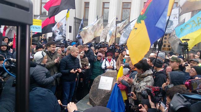 ​Біля парламенту активісти встановили пам`ятник Героям Небесної Сотні