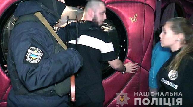 ​Київські оперативники припинили діяльність стриптиз-клубів на Печерську