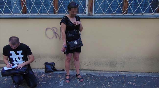 ​У Києві жінка просто неба грабувала перехожих, суд відправив її під домашній арешт