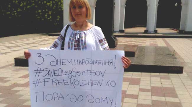 ​Мама Александра Кольченко провела в Крыму одиночный пикет в поддержку Олега Сенцова