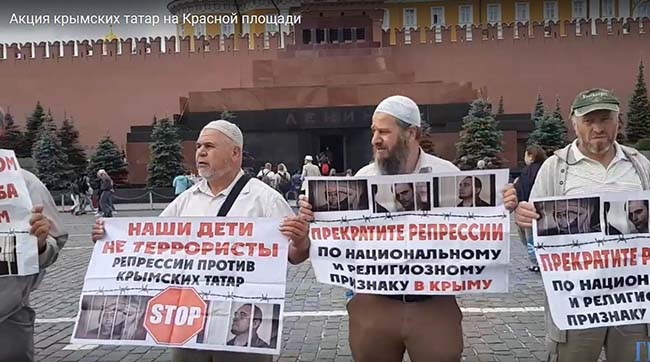 ​Крымские татары вышли на протесты на Красной площади в москве