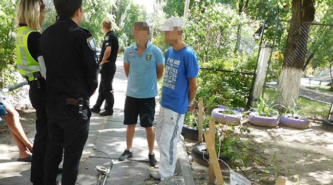 ​Столичні поліцейські затримали двох киян за крадіжку із квартири баяну та рибальського знаряддя