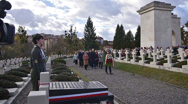 У Львові та на інших польських цвинтарях Львівської області запалили 40 000 свічок на могилах поляків