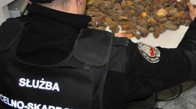 ​Українець віз у паливному баку до Польщі контрабанду бурштину і цигарок
