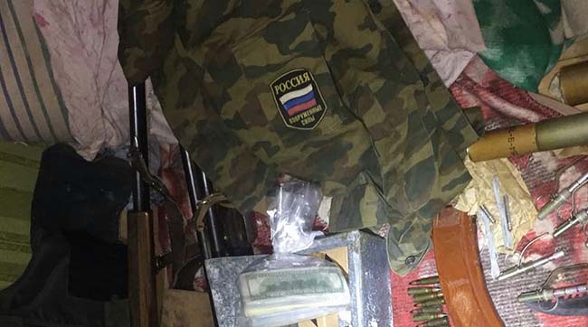 ​На Харківщині СБУ виявила арсенал боєприпасів та російську форму у радника голови райради