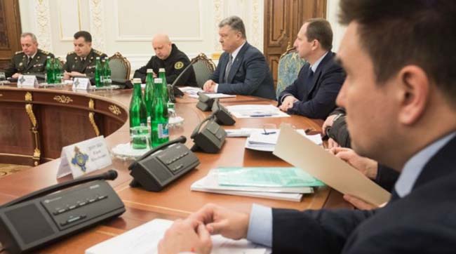 ​Военное положение Порошенко не содержит никаких действий против агрессора