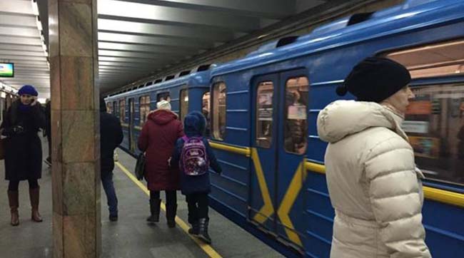 ​На станції метро «Либідська» грабіжник вирвав з рук потерпілої мобільний телефон