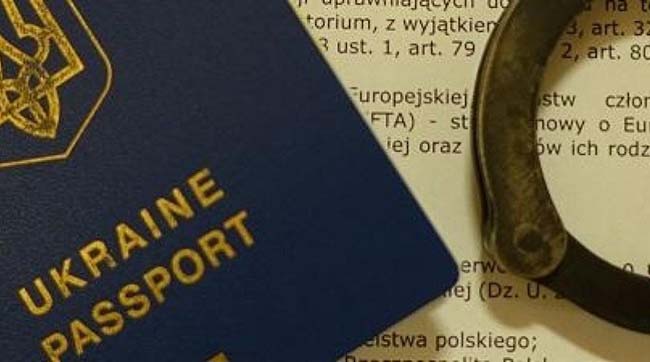 ​На польському кордоні в одному автобусі затримали 14 українців з фальшивими документами і водія