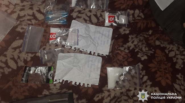 Збувала наркотики з вікна своєї квартири - поліцейські затримали наркозбувачку