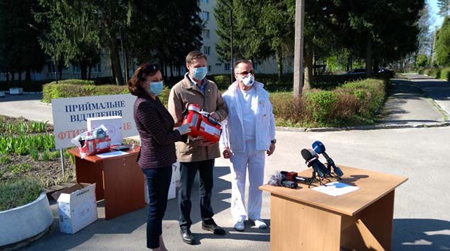 ​«Польська допомога» - Польща передала львівський лікарні медичне обладнання для боротьби з коронавірусом