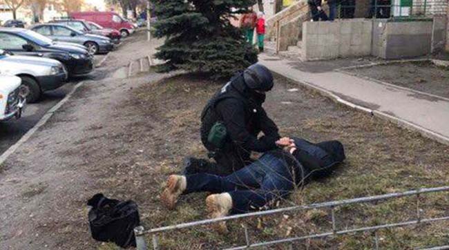 ​На Київщині затримано поліцейських, які торгували зброєю