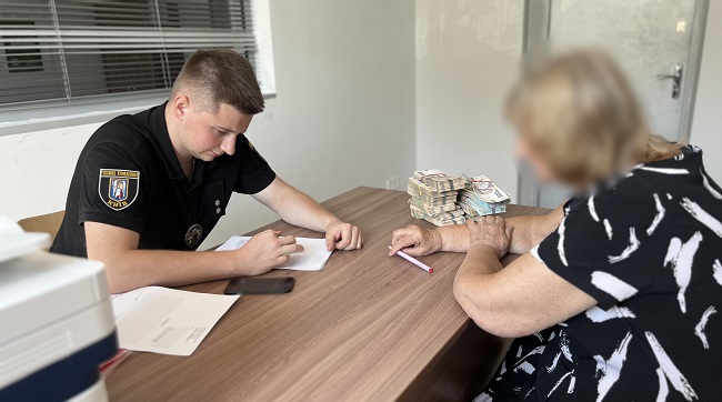 Поліція Києва повернула близько мільйона гривень пенсіонерці, які та віддала аферистам