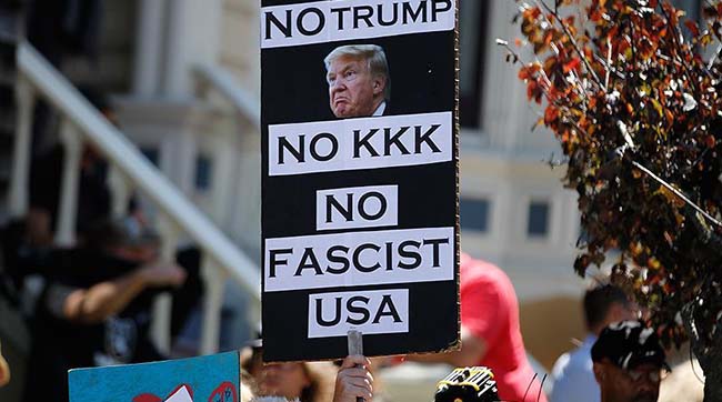 ​У Сан-Франциско відбулася акція з засудженням Трампа і Ку-клукс-клану