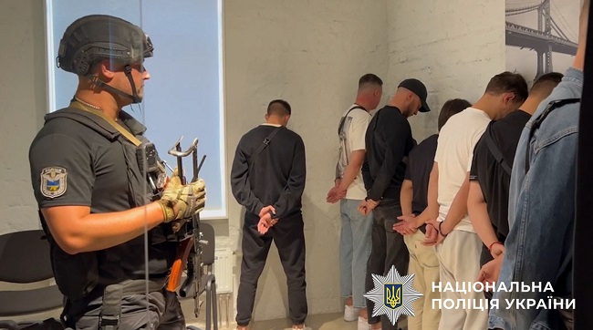 Виманювали кошти у громадян Чехії: поліцейські відправили на лаву підсудних членів злочинної організації