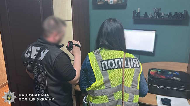 Поліція Києва викрила адвоката та помічника судді, які за 3 500 доларів обіцяли вплинути на рішення у цивільній справі