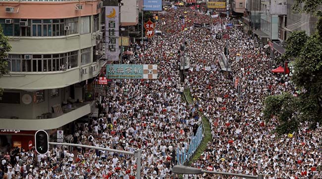 ​Мешканці Гонконгу протестують проти законопроекту про екстрадицію до Китаю