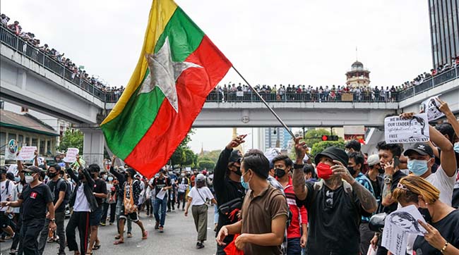 ​Поліція М'янми застосувала водомети для розгону протестувальників - на тлі військового перевороту в країні не припиняються акції протесту