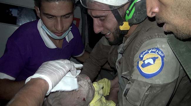 ​У Сирії з-під уламків будівлі витягли живе немовля