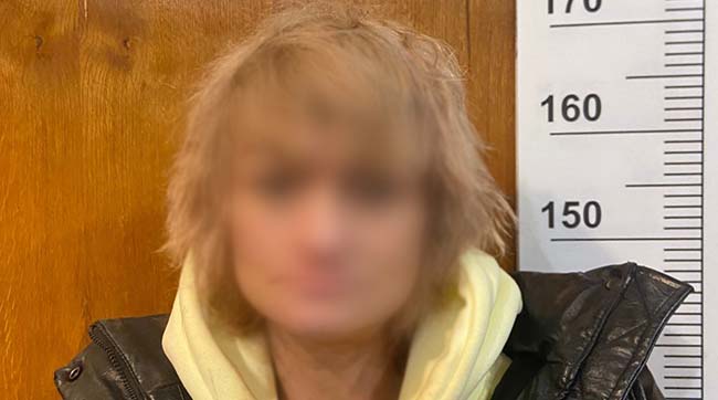 Поліцейські Києва затримали наркоторговицю, яка продавала наркотики та психотропи поштою по всій країні