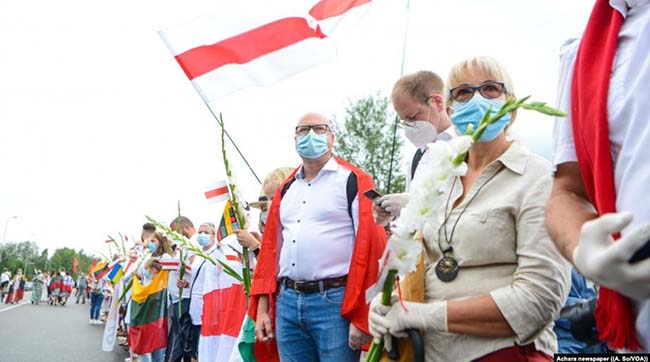 ​Десятки тисяч людей утворили живий ланцюг від Вільнюса до кордону з Білоруссю - на підтримку білорусів