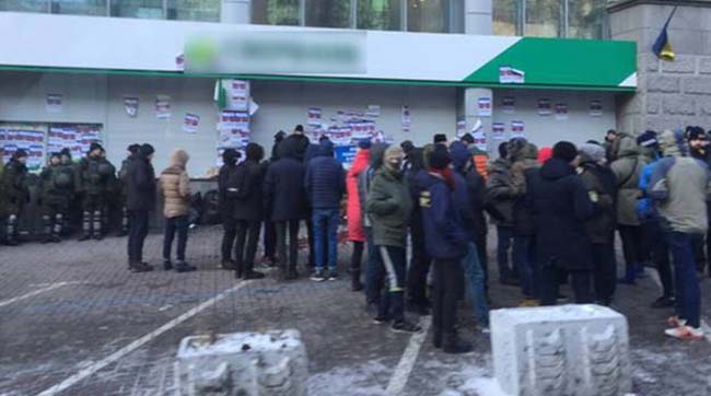 ​У центрі Києва поліція забезпечує правопорядок біля п’яти банківських установ