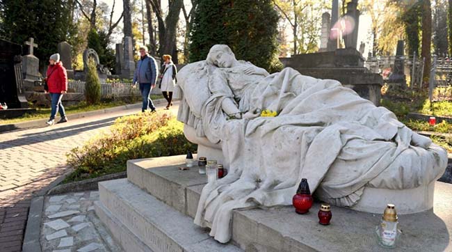 ​В Україні поляки вшанували померлих - свічки запалили на Личаківському цвинтарі у Львові