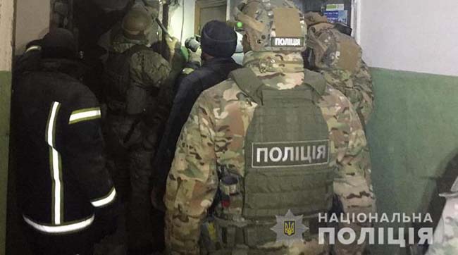 ​Київські поліцейські затримали грабіжника, який забарикадувався від них у квартирі і погрожував розправитися з матір’ю