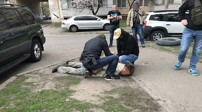 ​У Києві затримали росіянина за контрабанду, виготовлення та продаж зброї