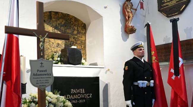 ​Українці у Ґданську вшанували пам'ять загиблого президента міста піснею «Пливе кача»