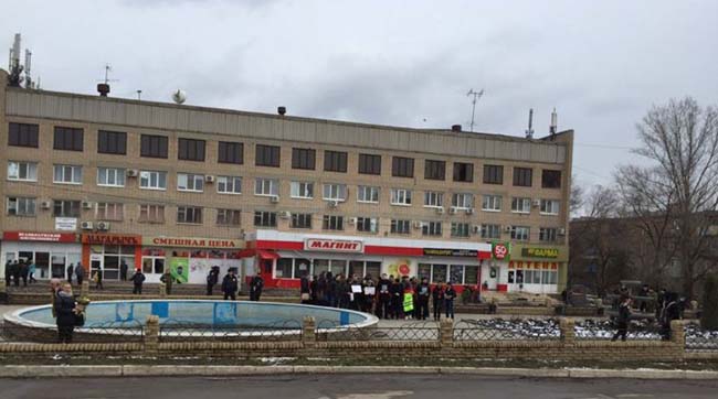 Перед судом в Донецке, где оглашают приговор Надежде Савченко, нагнали прокремлевскую массовку
