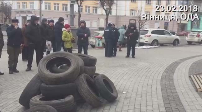 ​У Вінниці активісти принесли шини до ОДА і вимагали відставки Порошенка