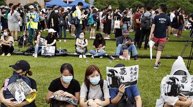 ​До протестів у Гонконзі приєдналися учні ліцеїв - вони вишикувалися в єдиний живий ланцюг
