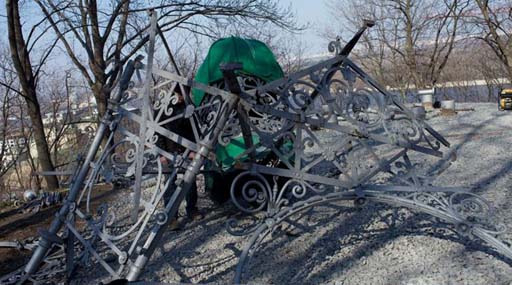 На Володимирській гірці вандали зруйнували Кокорівську альтанку