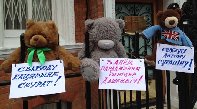 «Плюшевый десант» «высадился» возле белорусского посольства в Лондоне 