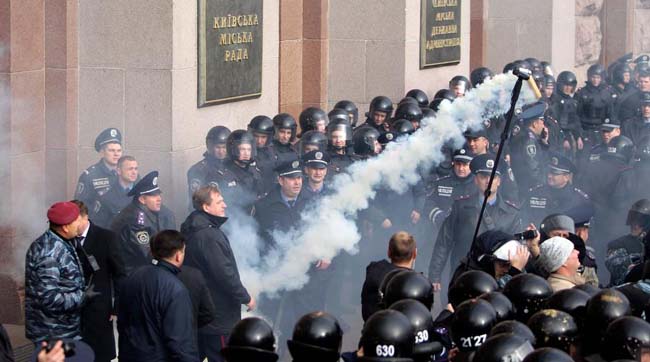 Пикет возле Киевсовета, дымовые шашки, народные избранники (фоторепортаж)