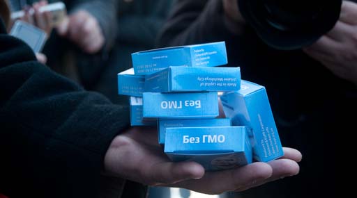 Міліція знову вилучила «біло-блакитні кондоми» і затримала активістів