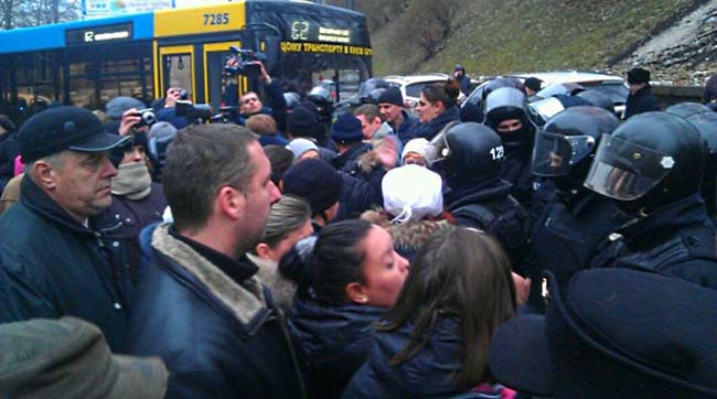 В Киеве на Грушевского опять разгоняют протесты