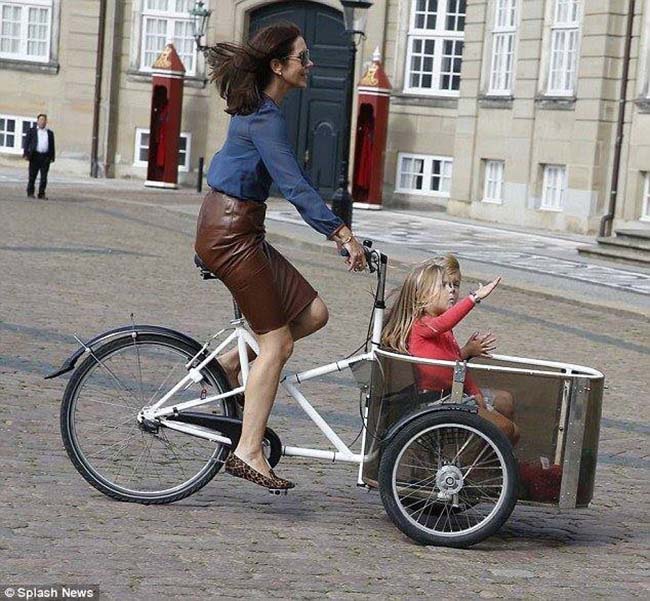 Принцесса Дании была замечена на велосипеде
