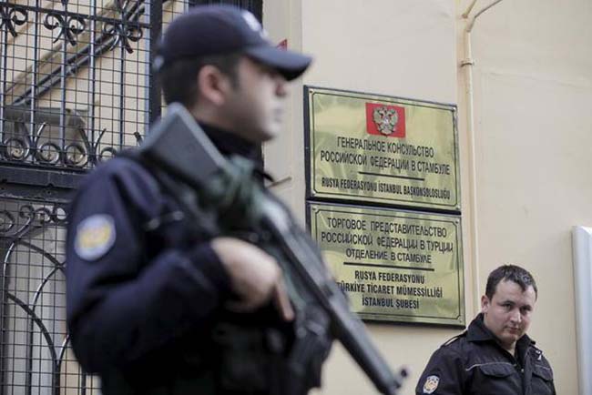 Бойцы турецкого спецназа оцепили здание российского консульства